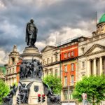 O'Connell Monument ukkospilvet taustalla