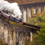 Höyryjuna etenee kivisellä sillalla.