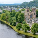 Kaupunki- ja jokinäkymää pilvisenä päivänä.