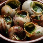 Maustetäytteisiä etanoita kulhossa.