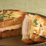 Kinkulla ja juustolla täytettyjä paahdettuja leipiä-