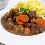 Lihapataa ja perunamuusia valkoisella lautasella.