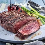 Viipaloitua lihaa ja lisukkeita lautasella.