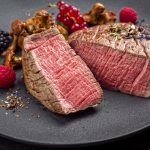 Viipaloitua lihaa ja lisukkeita lautasella.