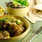 Kanapataa kulhossa, taustalla omissa kulhoissa salaattia ja nauhapastaa.