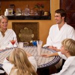 Lapset vanhempien kanssa pirtelöllä