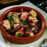 Pulpo a la Gallega, mustekala-annos lautasella