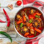 Chilinen lihapata yläpuolelta kuvattuna