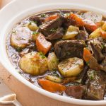 Lihaisa ruoka-annos lautasella