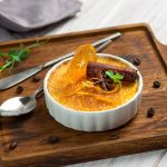 Jälkiruoka pöydällä, lusikka vierellä