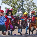 Hahmoja Kapteeni koukusta kulkemassa paraatissa