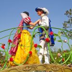 Lumikki ja prinssi sillalla käsikkäin