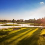 Auringonlasku golfkentällä