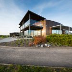 Niitvälja Golfin klubitalo ulkoa kuvattuna