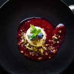 Jäliruoka mustalla laustasella pimeässä taustassa