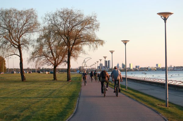 Piritan rantakatu puiston ja meren välissä