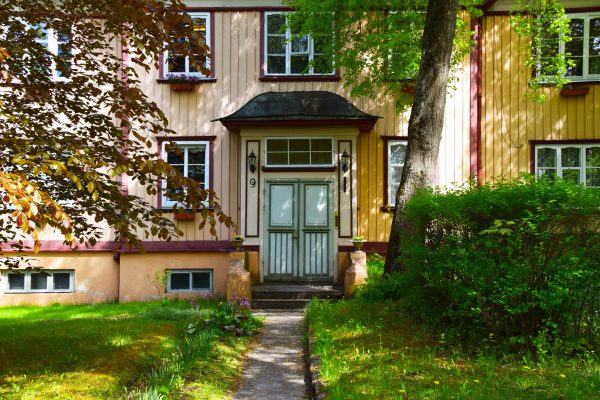 Vanha puutalo Nõmmen metsäisessä kaupunginosassa