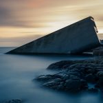 Osittain meren alla oleva betoninen Under-ravintolarakennus Norjassa.