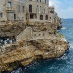 Kallioon louhittu ravintola meren yllä.