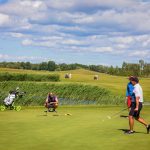 Pelaajia kävelemässä golviheriöllä