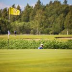 Mies golfbunkkerin takana