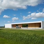 Klubitalo pihanurmelta kuvattuna