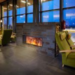 Takka ja vihreitä tuoleja