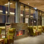 Vihreitä nojatuoleja ja takka