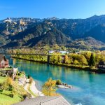 Näkymää joen yli vuorille kirkkaana päivänä.