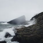 Betonirakennus meren tyrskyissä