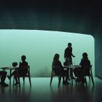 Hämärä vedenalainen ravintola