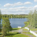 Näkymä järvelle ja kesäiseen luontoon