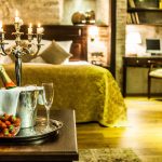 Kuohuviiniä pöydällä, sänky taustalla