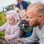 Isä ja lapsi Djurgårdenissa Tukholmassa
