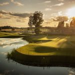 Auringonlasku golfkentällä