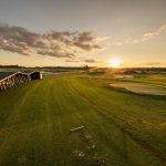 Auringonlasku golfkentällä