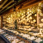 Kauniita joulupalloja Wienin joulutorilla