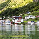 Näkymää vuonon rannalla olevaan kylään.