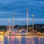 Huvipuisto iltavalaistuksessa.