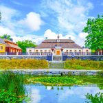 Kartanoalue ja lampi.