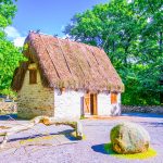 Heinäkattoinen mökki Skansenilla