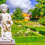 Lapsiveistos puutarhassa Skansenin alueella