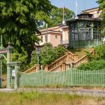 Hasselbackenin hotelli- ja ravintolarakennus aidan takana.