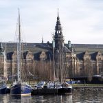 Purjeveneitä Pohjoismaisen museon edessä