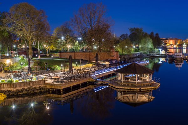 Rantakadun iltatunnelmaa kanavan äärellä.
