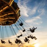 Grönalundin Karuselli pyörimässä auringonlaskun aikaan