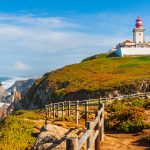 Majakka kallioisella rannalla.