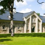 Vanha, kivinen kartanon tallirakennus.