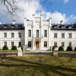 Kartanon julkisivu kevätpäivänä.