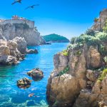 Dubrovnikin kallioita ja kirkasta merivettä